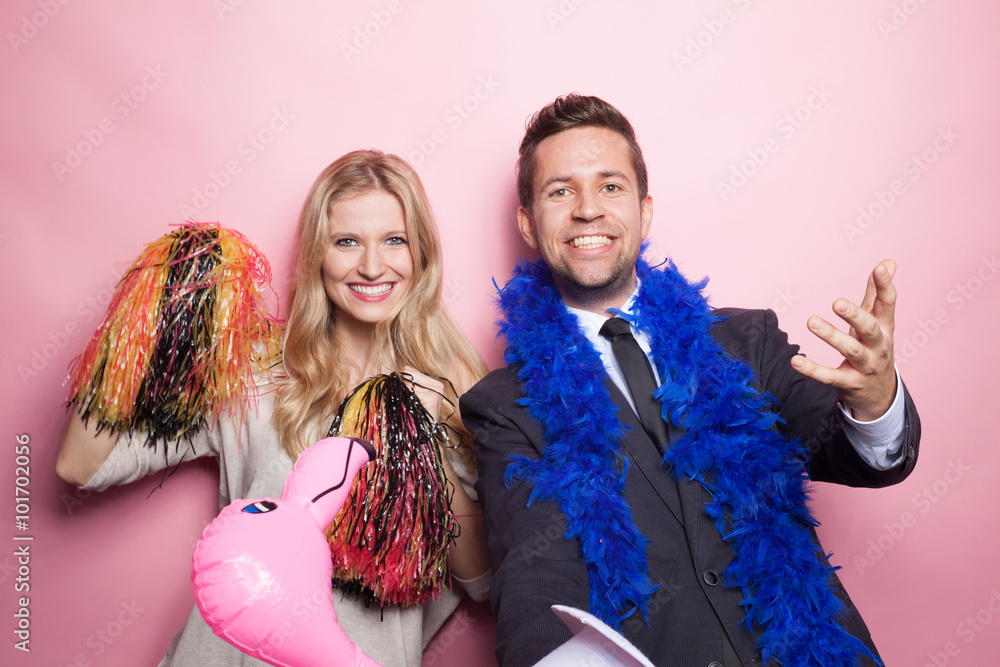 Fototapeta Freunde machen Foto vor Fotobox