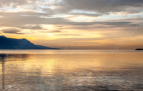 Fototapeta Naklejka Na Ścianę i Meble -  Beautiful view on sunset at Geneva Lake 