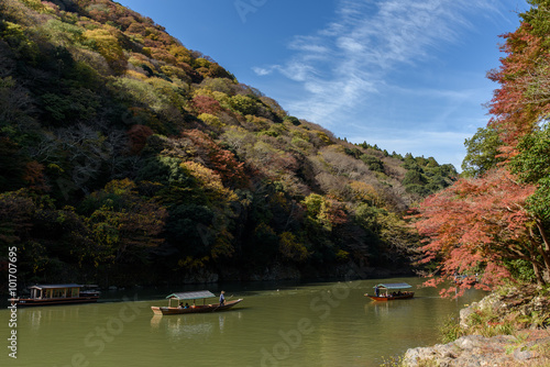 京都 嵐山 屋形船と紅葉