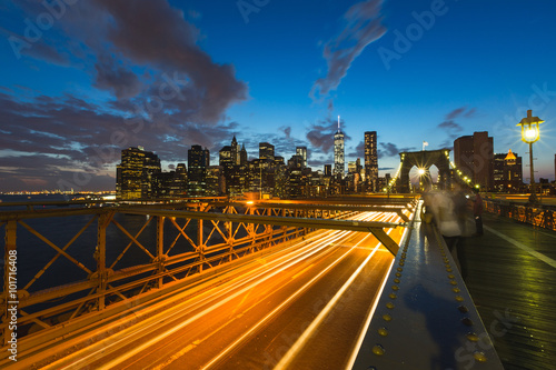 Fototapeta samoprzylepna nocny ruch uliczny na moście Brooklińskim w Nowym Jorku