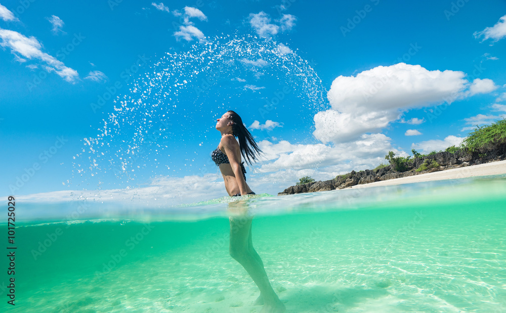 Φωτογραφία Woman splashing water with her hair in the ocean. Split photo.