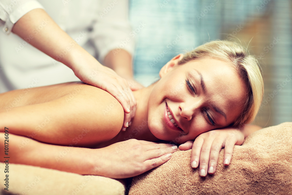 Obraz premium close up of woman lying and having massage in spa
