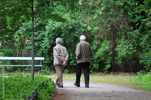 personas mayores pareja ancianos jubilados paseando parque 6673-f16 photo