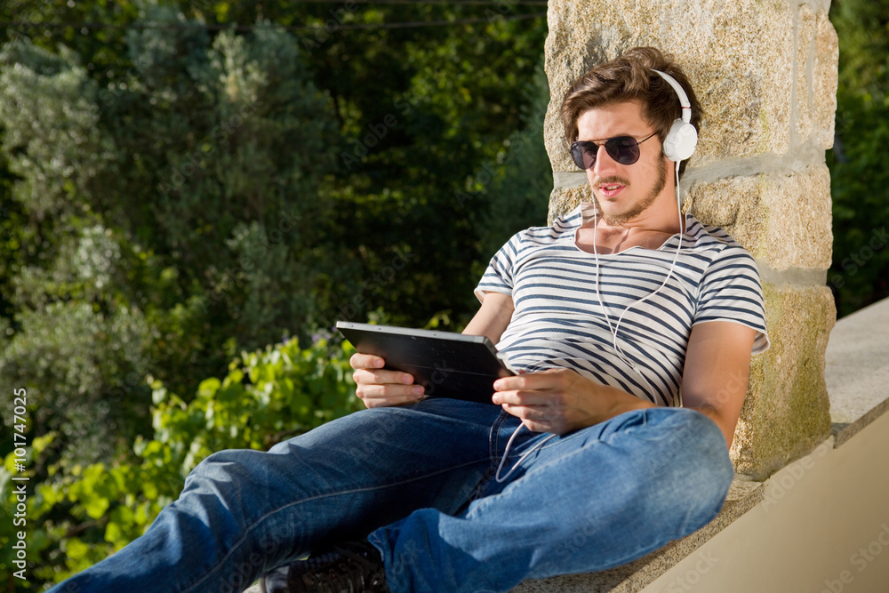Obraz premium man with tablet pc