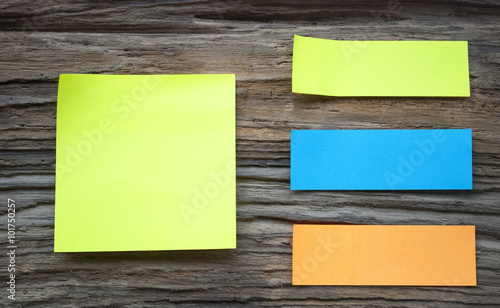 Post its in verschiedenen Farben auf Holz / Treibholz Hintergrund 