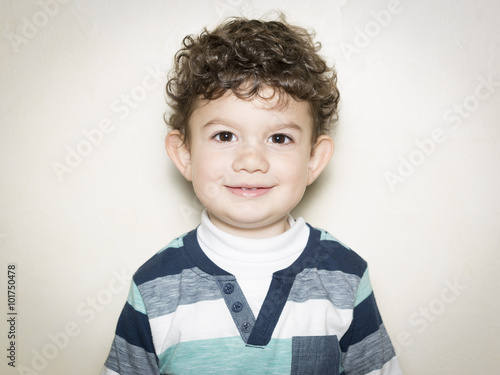 Retrato de niño con camiseta de rayas photo
