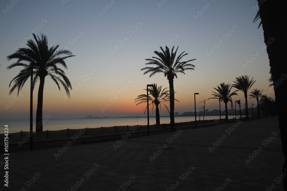 Puesta de sol en la Playa grande de Roses, en la Costa Brava Puesta de sol en la Playa grande de Roses, en la Costa Brava