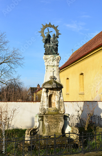 pischia village church statue