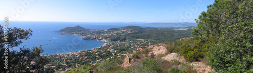 Panoramablick auf wunderschöne Bucht von Agay an der Cote d Azur (Frankreich)