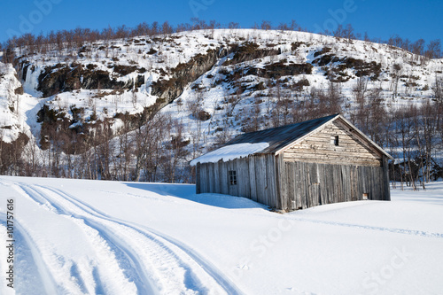 Holzhaus in Schweden im Winter © Alexander Erdbeer