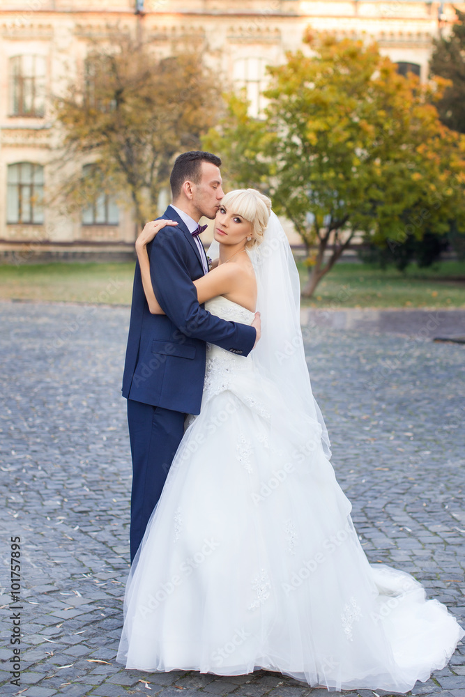 Naklejka premium Bride and groom embrace on a walk in the countryside for a walk