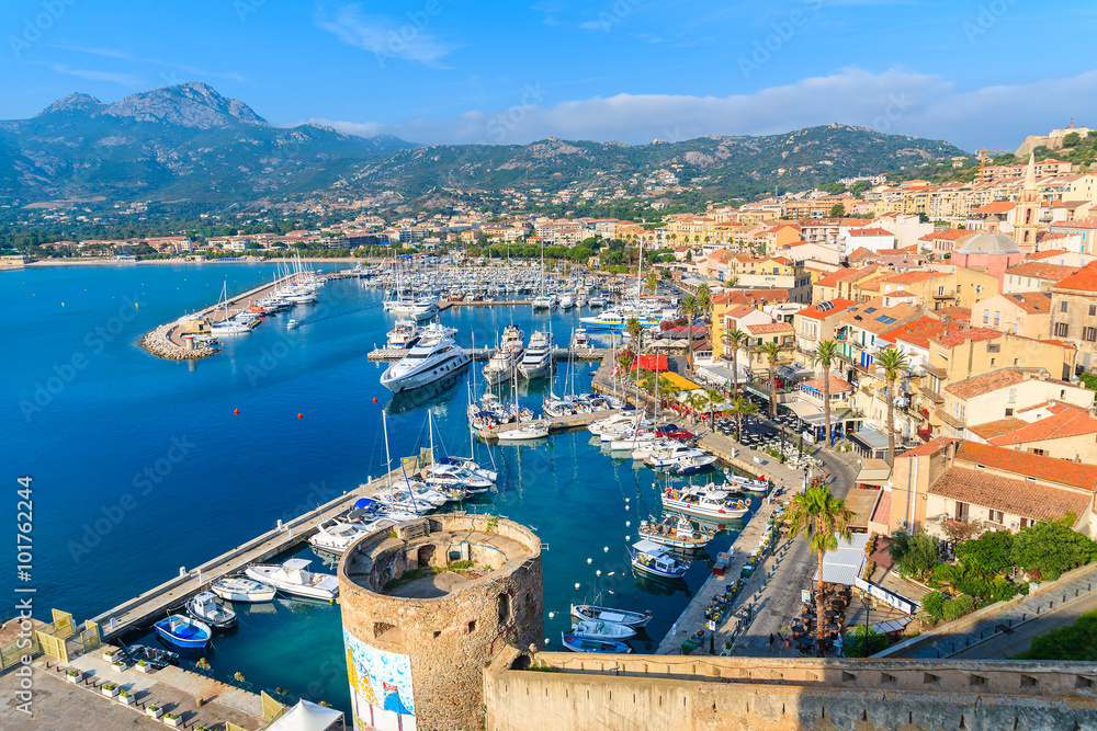 Φωτογραφία CALVI, CORSICA ISLAND - JUN 29, 2015: view of boats and colorful houses in Calvi port