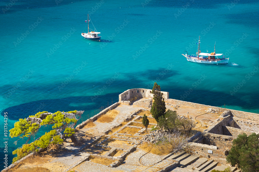 Εκτύπωση καμβά two ships in the bay near the island of Spinalonga