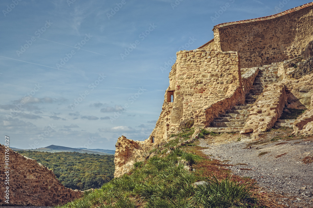 Φωτογραφία Fortified walls of the medieval Rupea citadel, first attested in 1324, one of the oldest archaeological sites in Romania