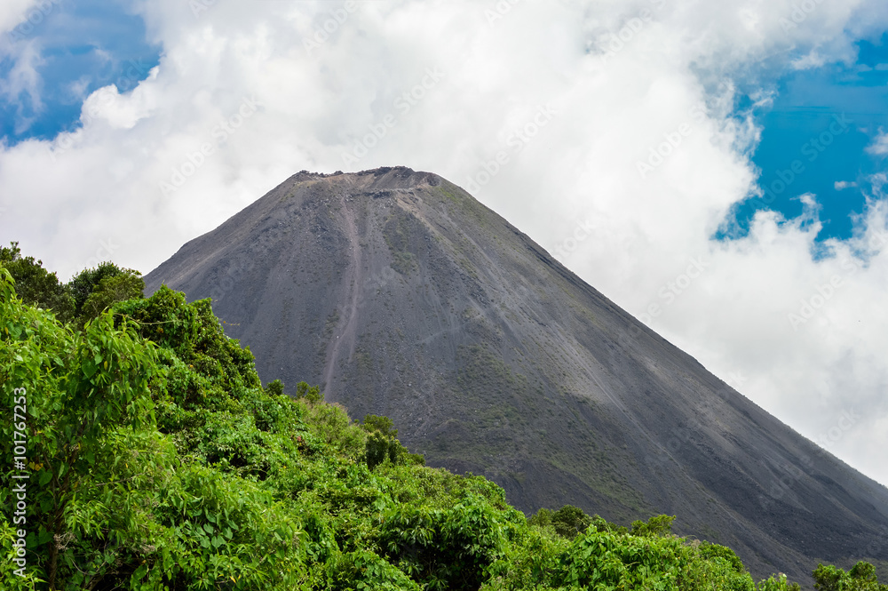 Φωτογραφία The perfect peak of the active and young Izalco volcano seen from a view point in Cerro Verde National Park in El Salvador
