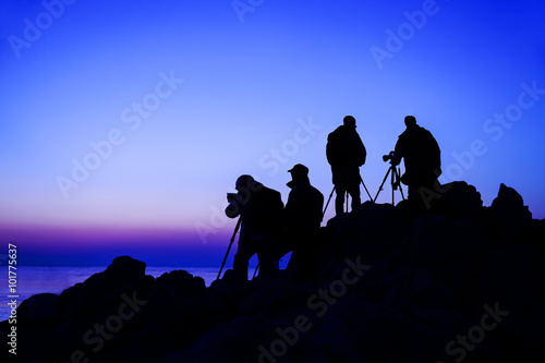 The photographer in the silhouette of the sea