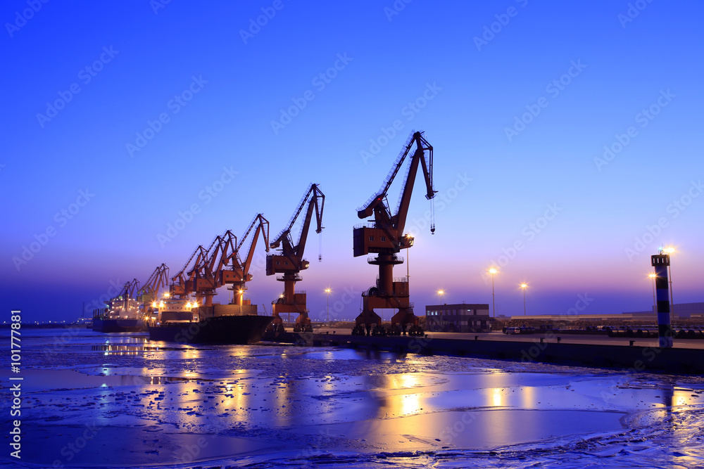Obraz premium Cargo wharf crane at night