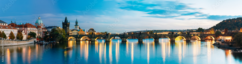 Night panorama scene with Charles Bridge in Prague, Czech Republ - obrazy, fototapety, plakaty 