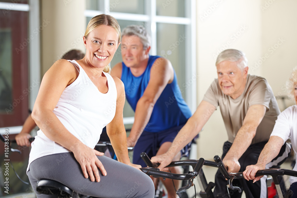 Senioren beim Spinning im Rehazentrum Senioren beim Spinning im Rehazentrum