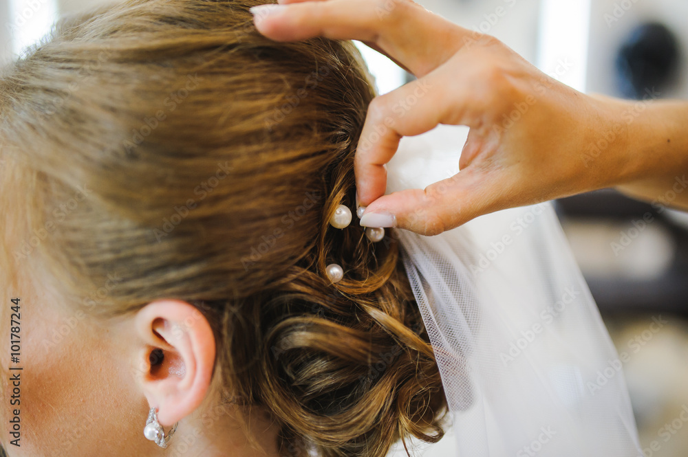 Fototapeta premium bride get a professional hair style