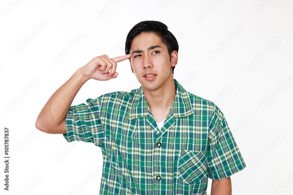 頭痛を訴える男性