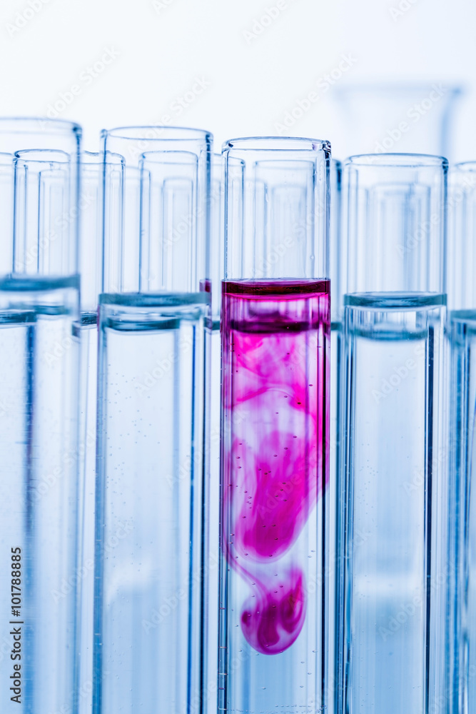 Laborgläser bei Versuch in Chemie Labor Laborgläser bei Versuch in Chemie Labor