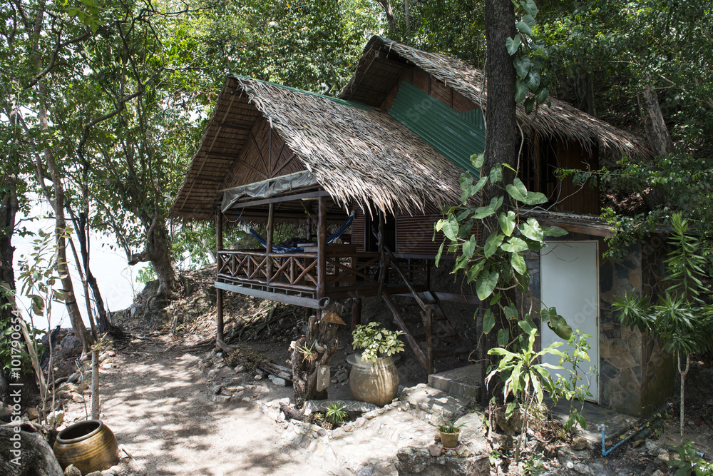 Bungalow o casa tradicional Tailandesa en la jungla. Tailandia Bungalow o casa tradicional Tailandesa en la jungla. Tailandia
