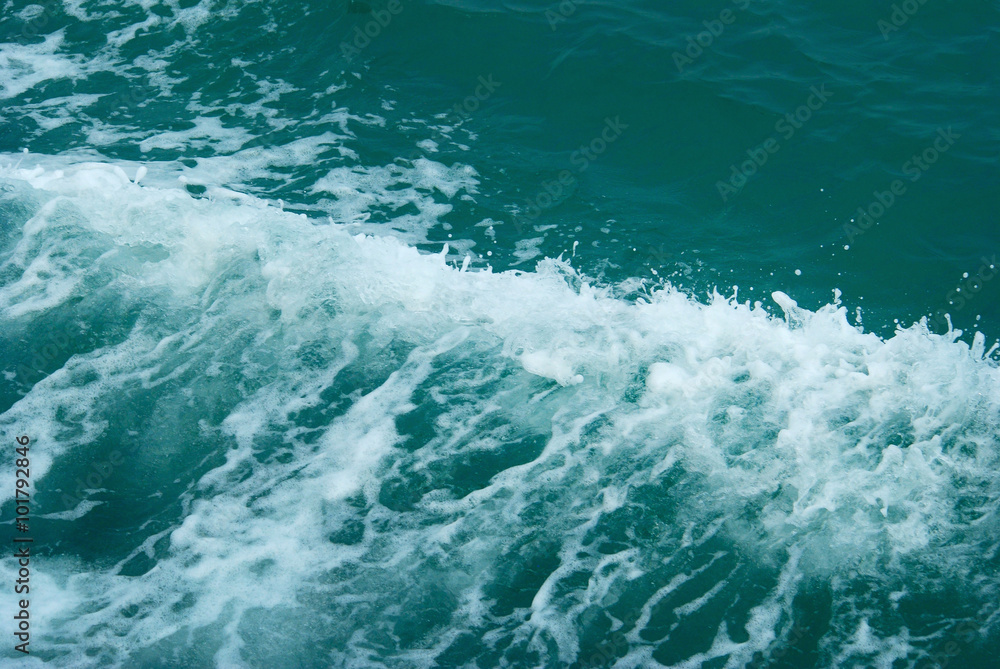 Fototapeta premium waves of the sea with beautiful air bubbles foam