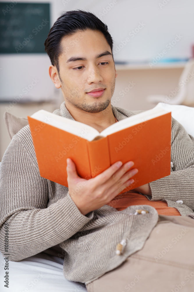 mann ist in ein buch vertieft mann ist in ein buch vertieft