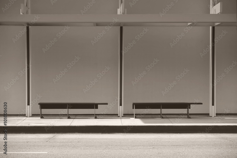 Moderne Bushaltestelle / Eine moderne Bushaltestelle mit einer Überdachung und Sitzbänken. Moderne Bushaltestelle / Eine moderne Bushaltestelle mit einer Überdachung und Sitzbänken.