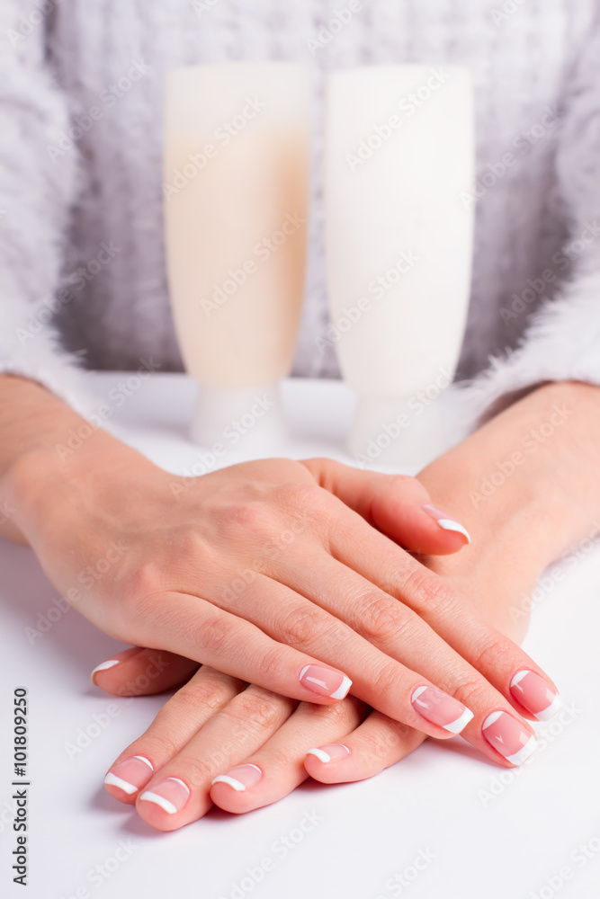Naklejka premium Well-groomed female hands.
