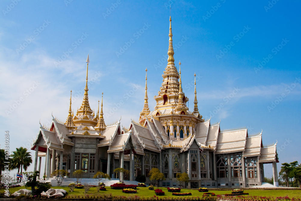Naklejka premium Wat Non Kum with blue sky