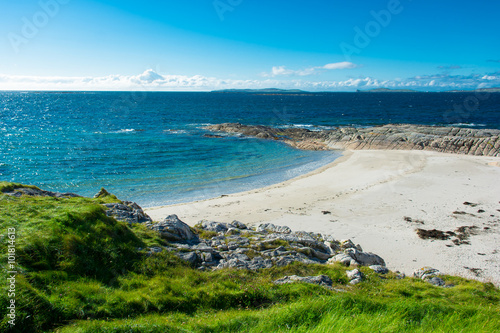 Fotografie Einsamer weißer Sandstrand in Connemara and der Atlantikküste in Irland