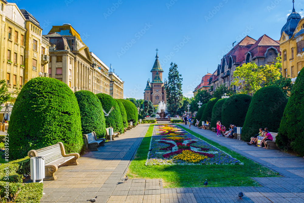 Φωτογραφία Victory square - piata victoriei - timisoara is a long square with green park surrounded by national opera on one side and the metropolitan cathedral on the other