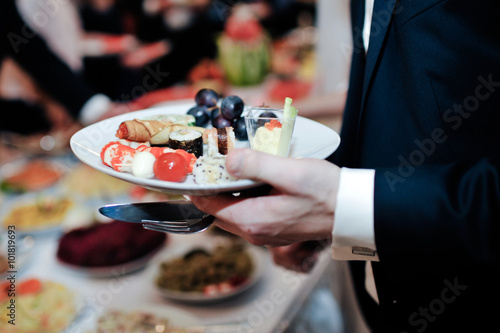 teller mit essen am buffett