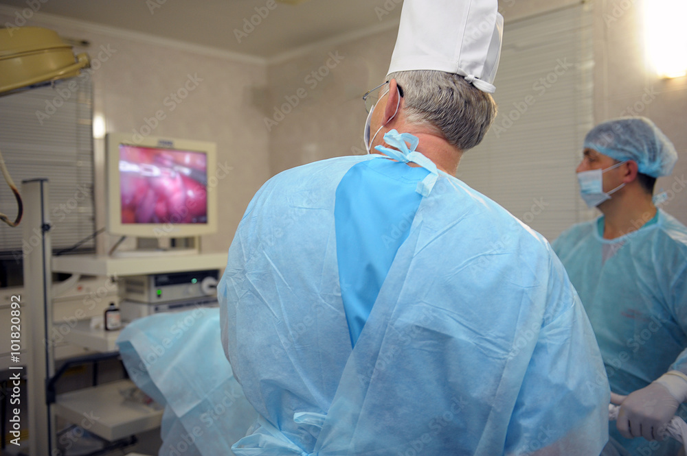 Surgeons follow the laparoscopic surgery Surgeons follow the laparoscopic surgery