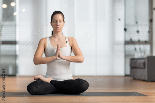 Fototapeta Naklejka Na Ścianę i Meble -  Junge Frau mach Yoga Lotus