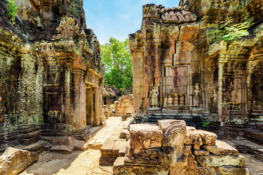 Ancient mossy buildings with carving of Ta Som temple in Angkor