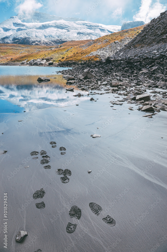 Φωτογραφία Traces de pas au bord d'un lac de montagne au pic de la Vanoise.