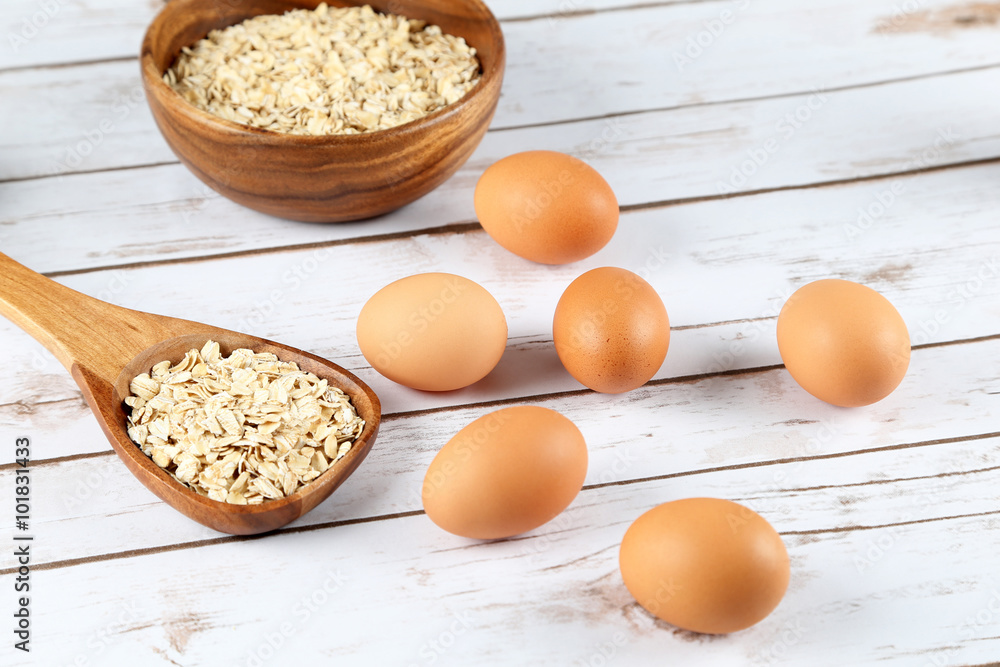 Fotografie raw organic brown eggs with oatmeal