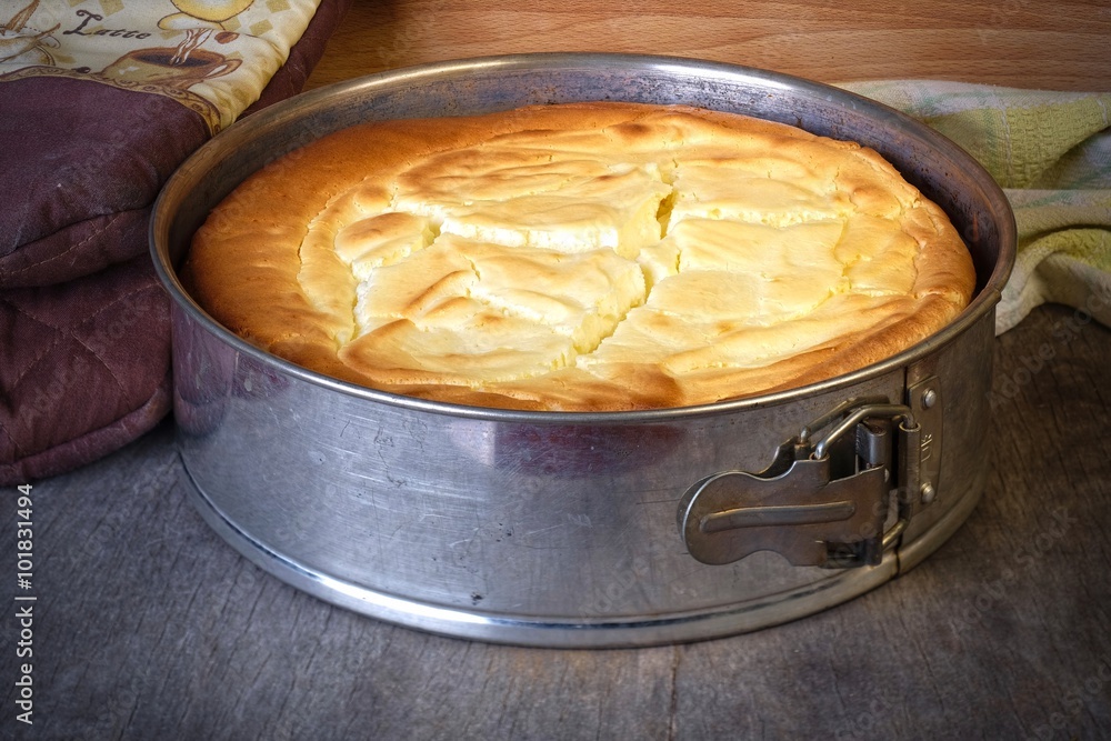 Ταπετσαρία A full cheesecake just taken out of owen