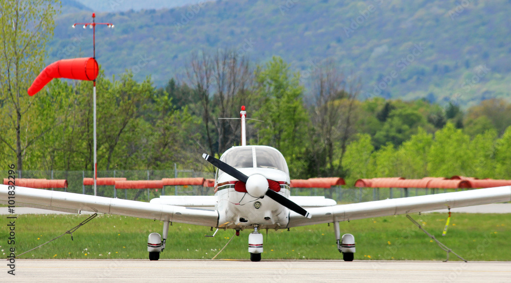 Fotografija small plane parked