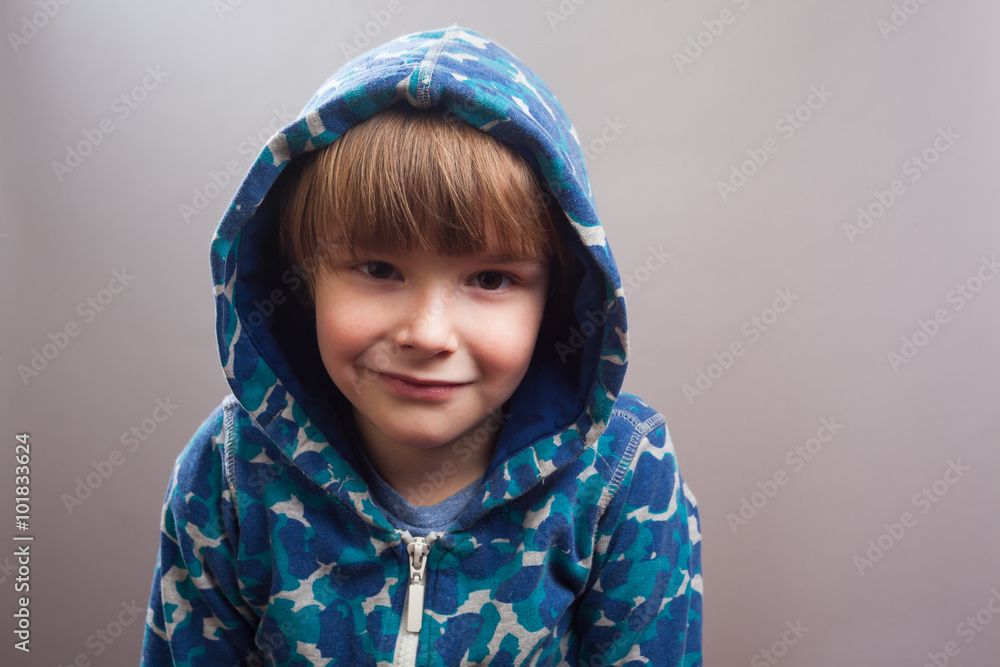 Junge in Hoodie, Nahaufnahme Junge in Hoodie, Nahaufnahme