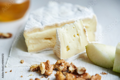 brie and walnuts photo