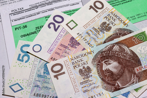 Formularz PIT-36, zeznanie podatkowe, polskie banknoty photo