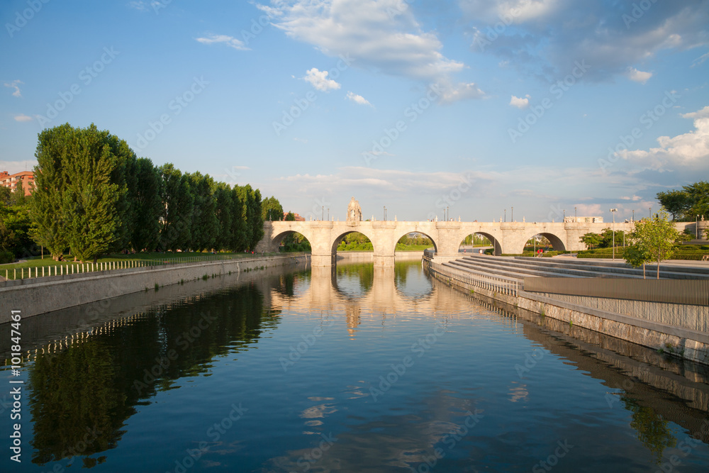 Naklejka premium ancient bridge in Madrid river