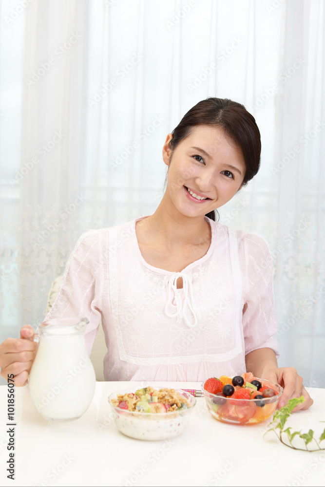 食事を楽しむ女性 食事を楽しむ女性