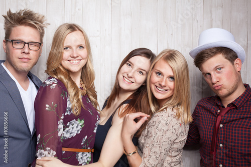 Принти на полотні Freunde machen Gruppenfoto zusammen