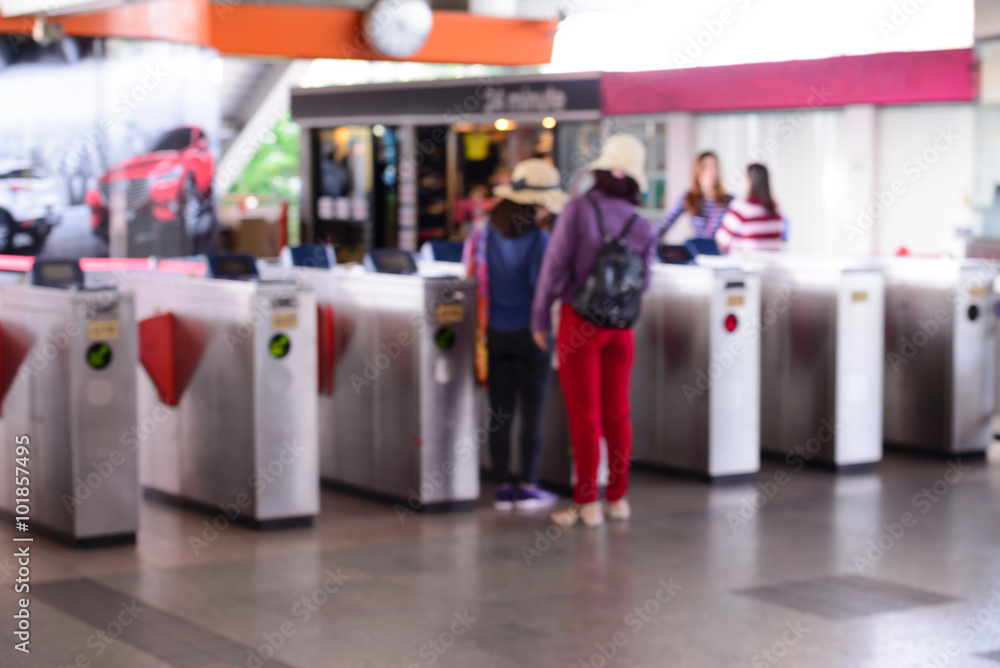 Obraz premium Blurred peoples using automatic ticket machine at train station.