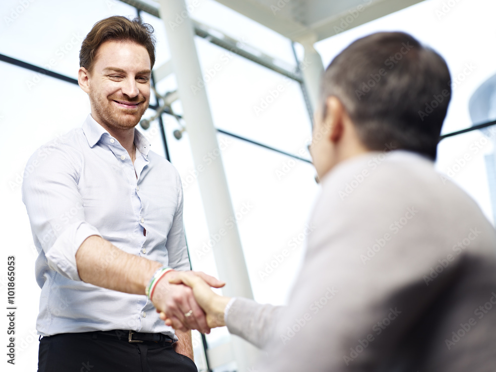 Fotografie friendly office people shaking hands and smiling